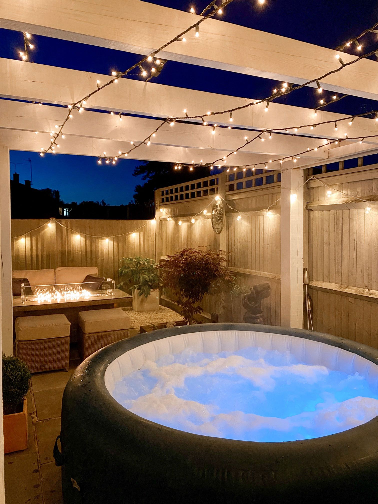 Inflatable hot tub with decorative lighting