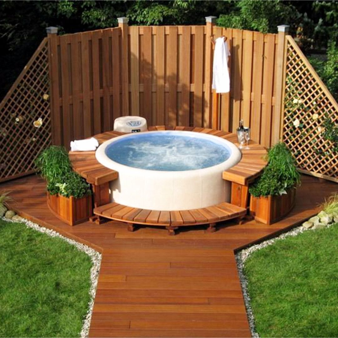 Inflatable hot tub with privacy screen