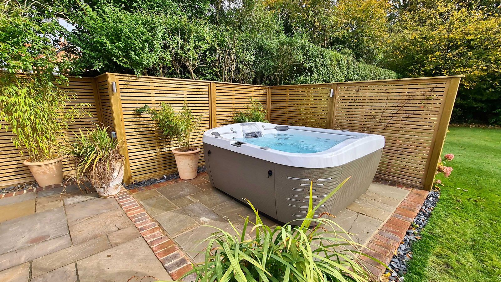 Inflatable hot tub with trellis for privacy