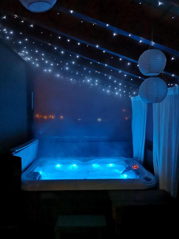Outdoor hot tub with starry setting