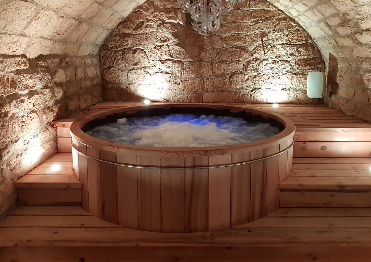 Hot tub in the steaming room