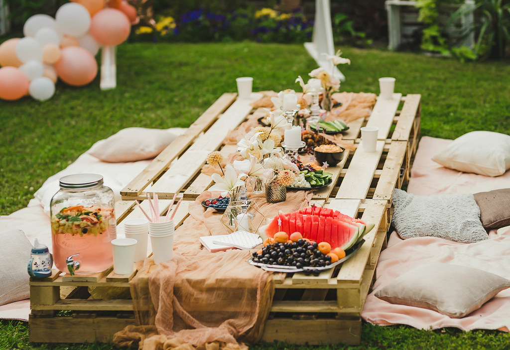 Boho-themed garden picnic with DIY pallet table