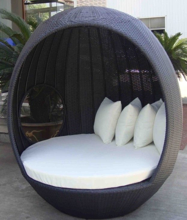 Circular lounger chair for patios