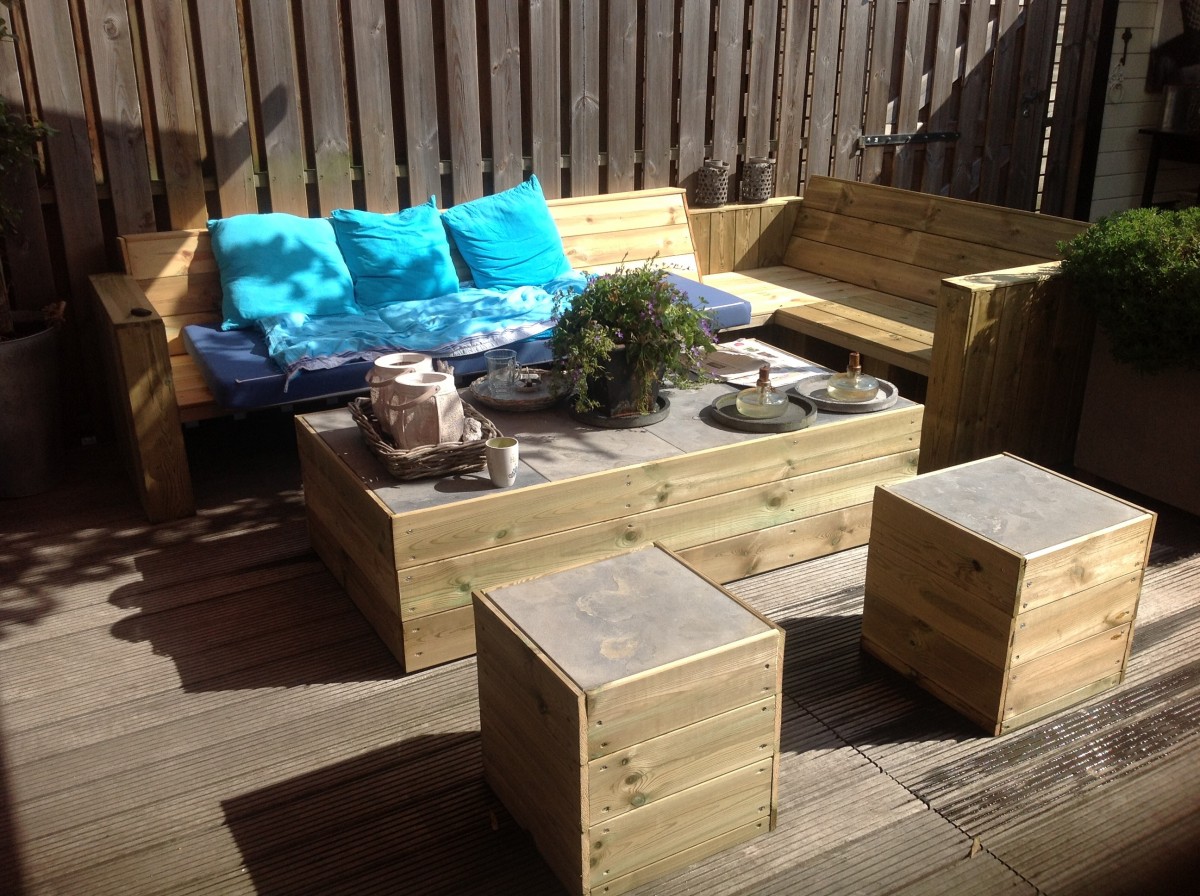 DIY pallet patio L-shaped corner sofa with matching coffee table and stools