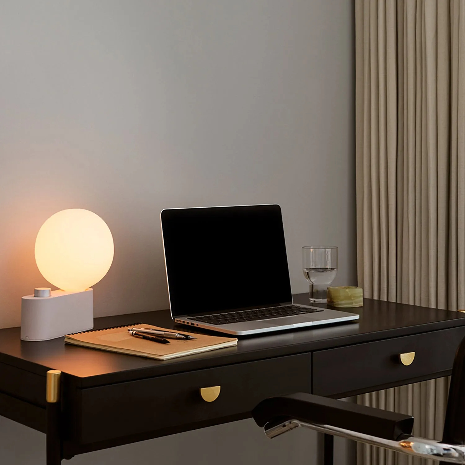 Modern sphere table lamp