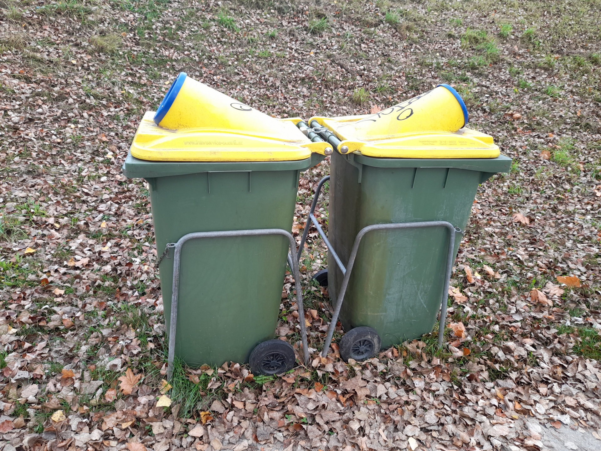 Wheelie bin compost bins