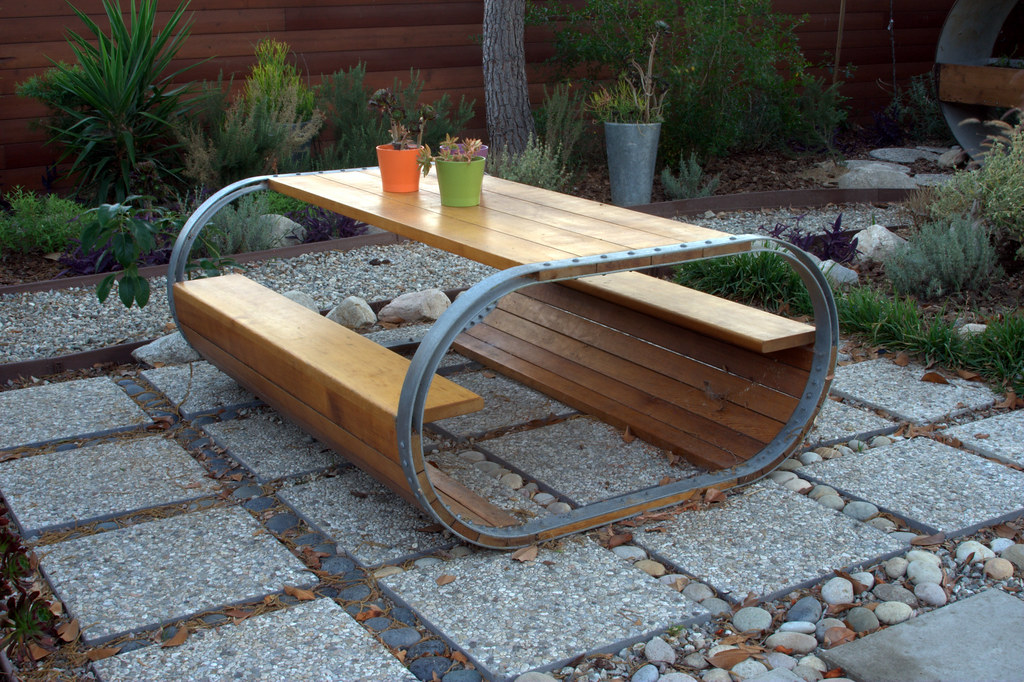 Baril picnic table