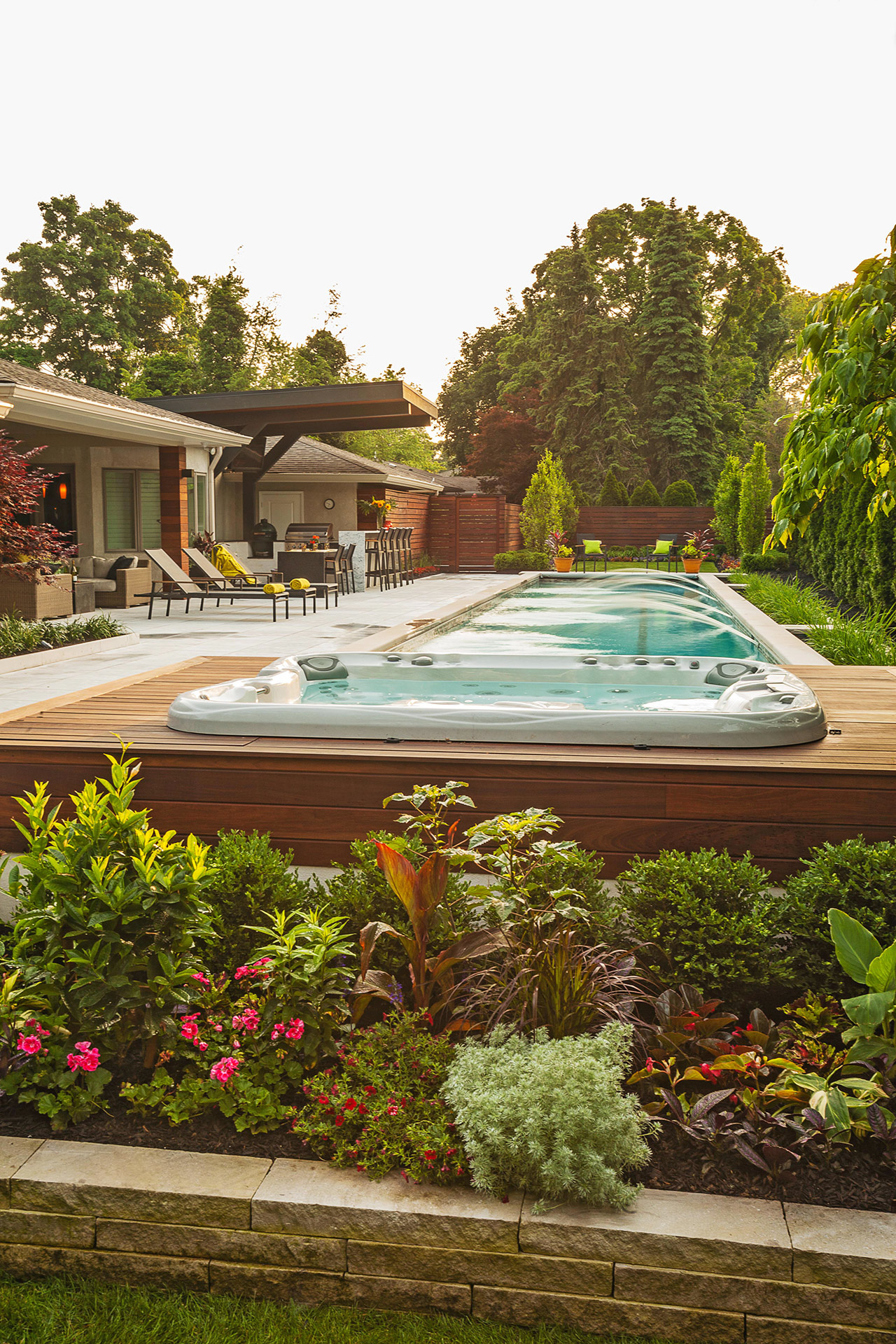 Summer garden idea with an outdoor hot tub