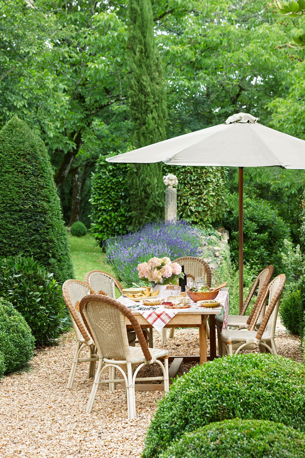 Summer garden idea with a touch of French