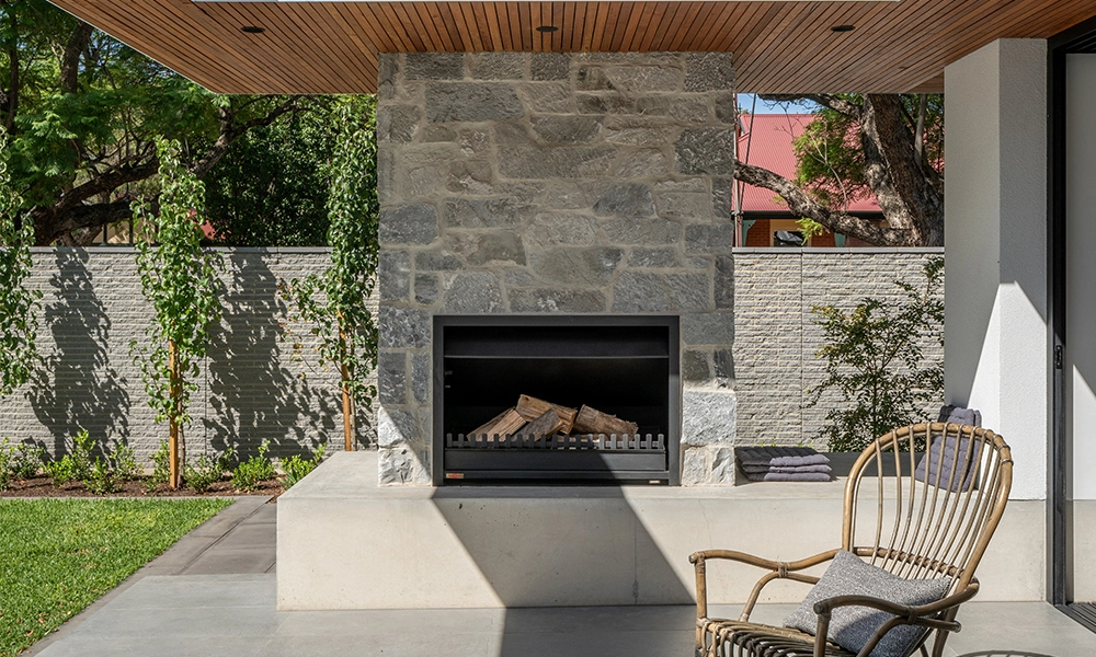 Summer garden idea with an open fireplace