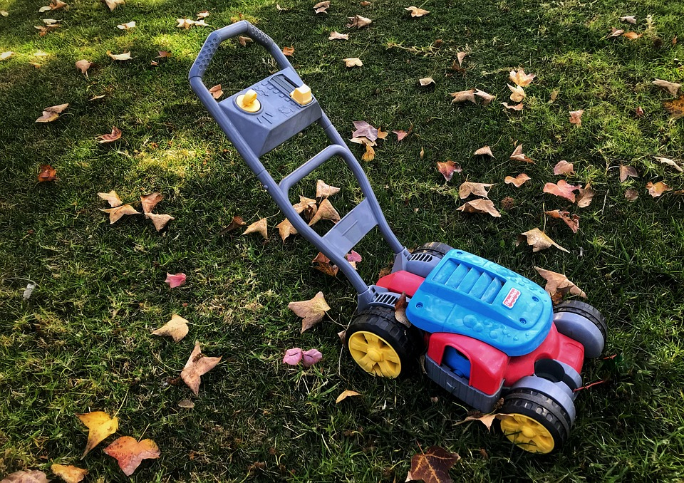 Kid's lawn mower toy