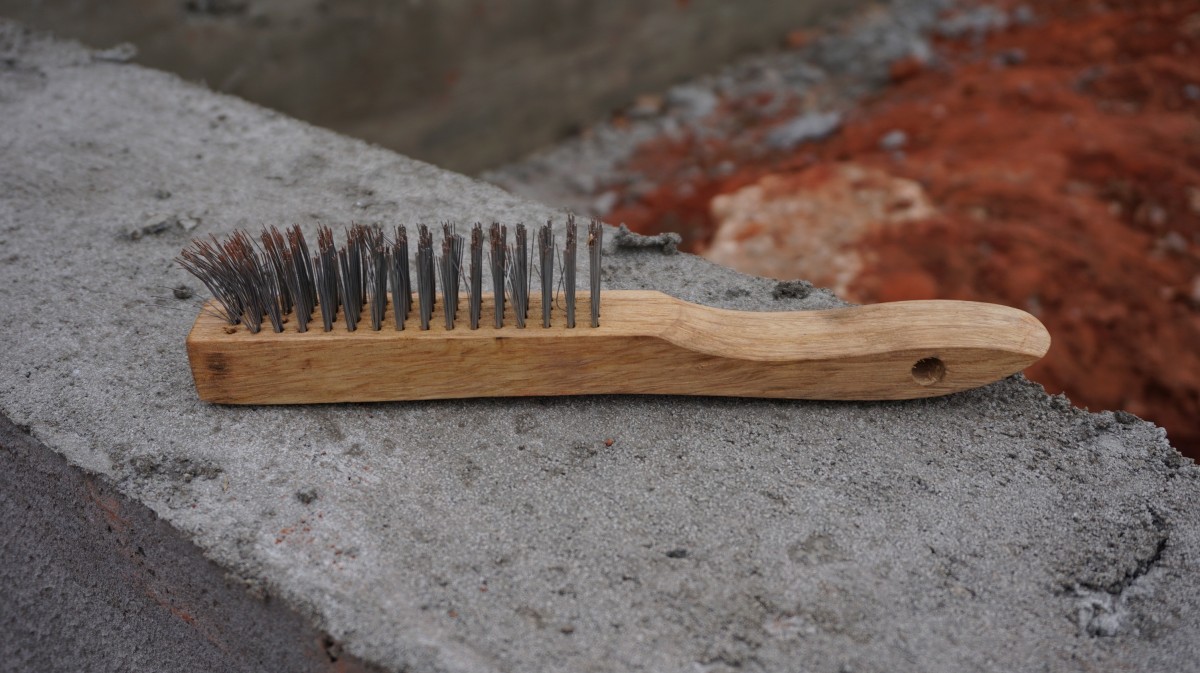 Wire brush for cleaning BBQ rust