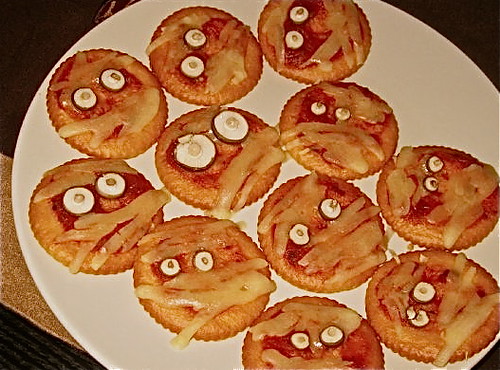 A plate full of eye-popping mummy pizza bites.